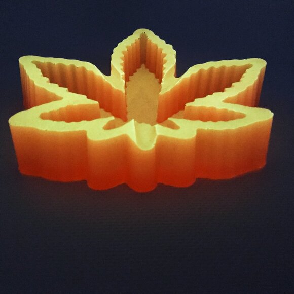 Glow In The Dark Resin Pot Leaf Ashtray - Picture 6 of 6